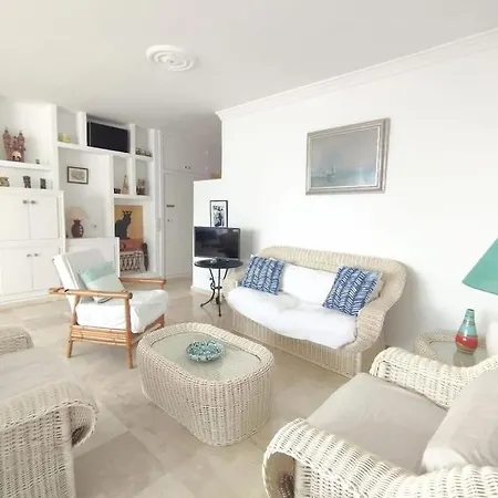 Beautiful 2 Bedroom In Calle Carabeo, Apartmán Nerja